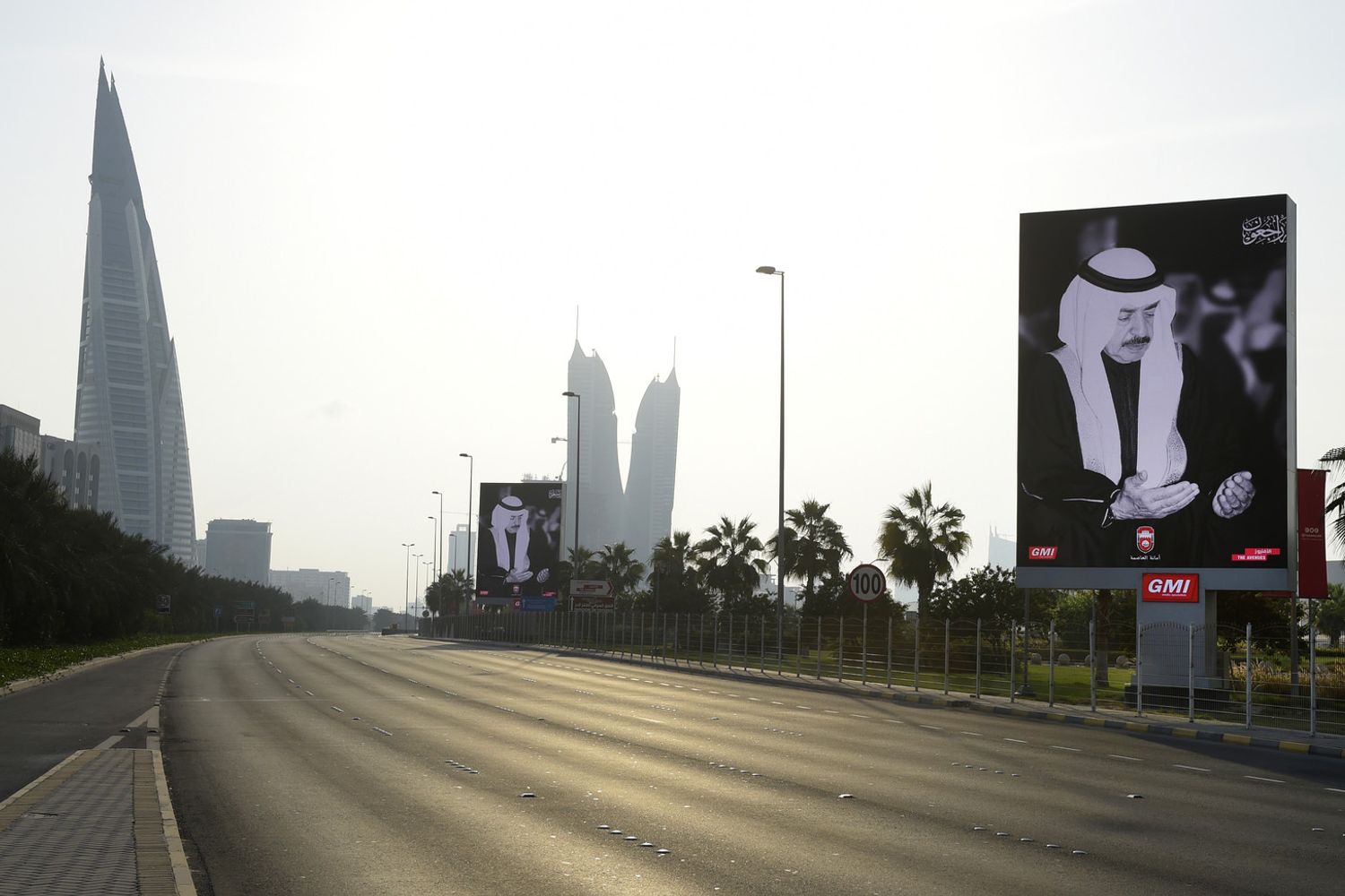Cartelloni commemorano il defunto premier del Bahrein