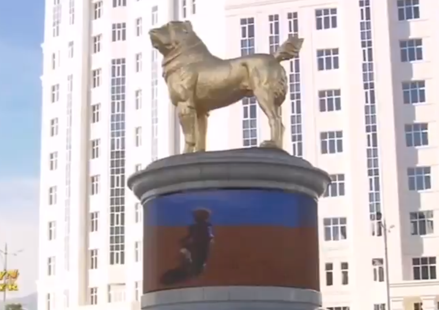 In Turkmenistan una statua d'oro al cane del presidente
