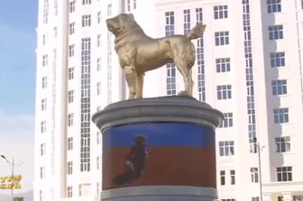In Turkmenistan una statua d'oro al cane del presidente