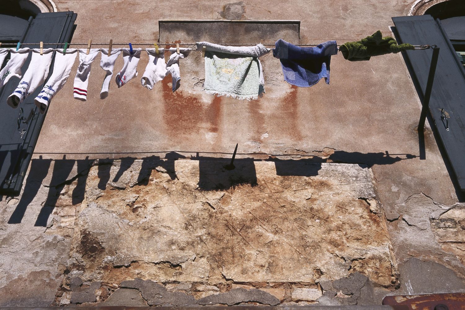 Panni stesi in un quartiere povero