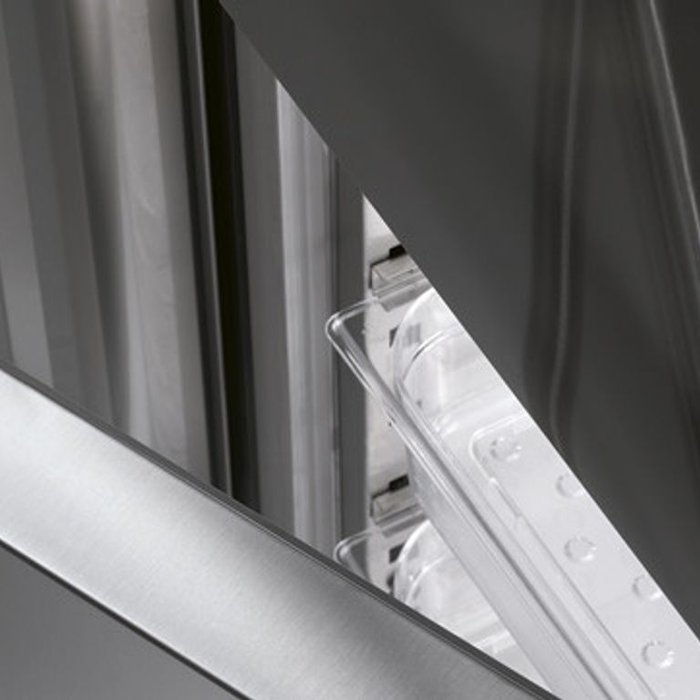 La porta di un congelatore Desmon