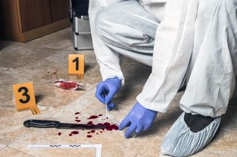 I rilievi della scientifica sul luogo di un delitto commesso con un coltello