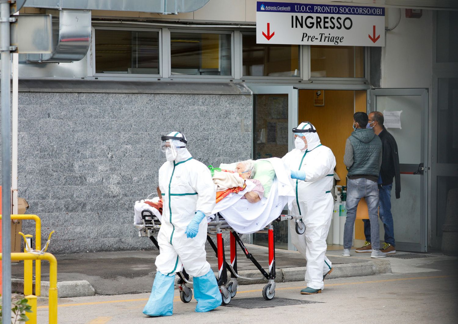 Napoli: un paziente Covid grave arriva all'ospedale Cardarelli