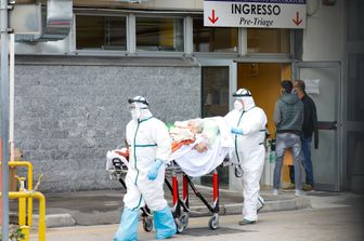 Napoli: un paziente Covid grave arriva all'ospedale Cardarelli