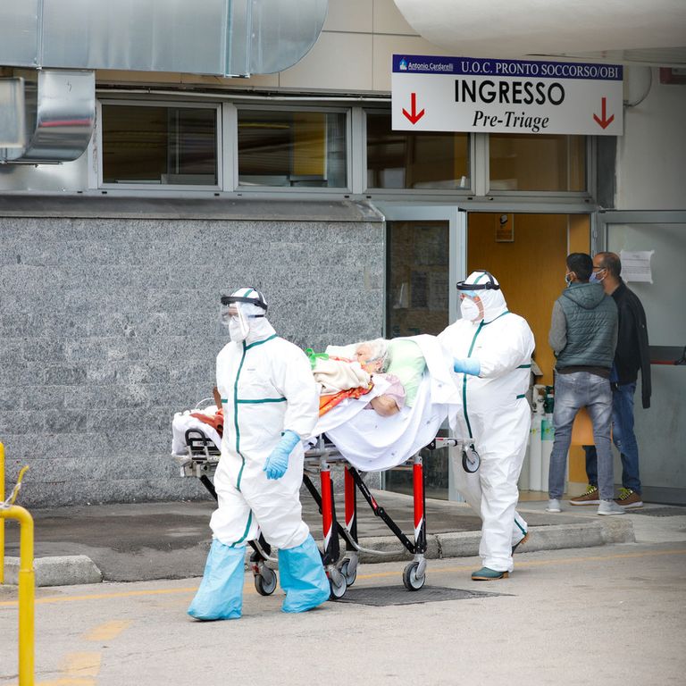 Napoli: un paziente Covid grave arriva all'ospedale Cardarelli