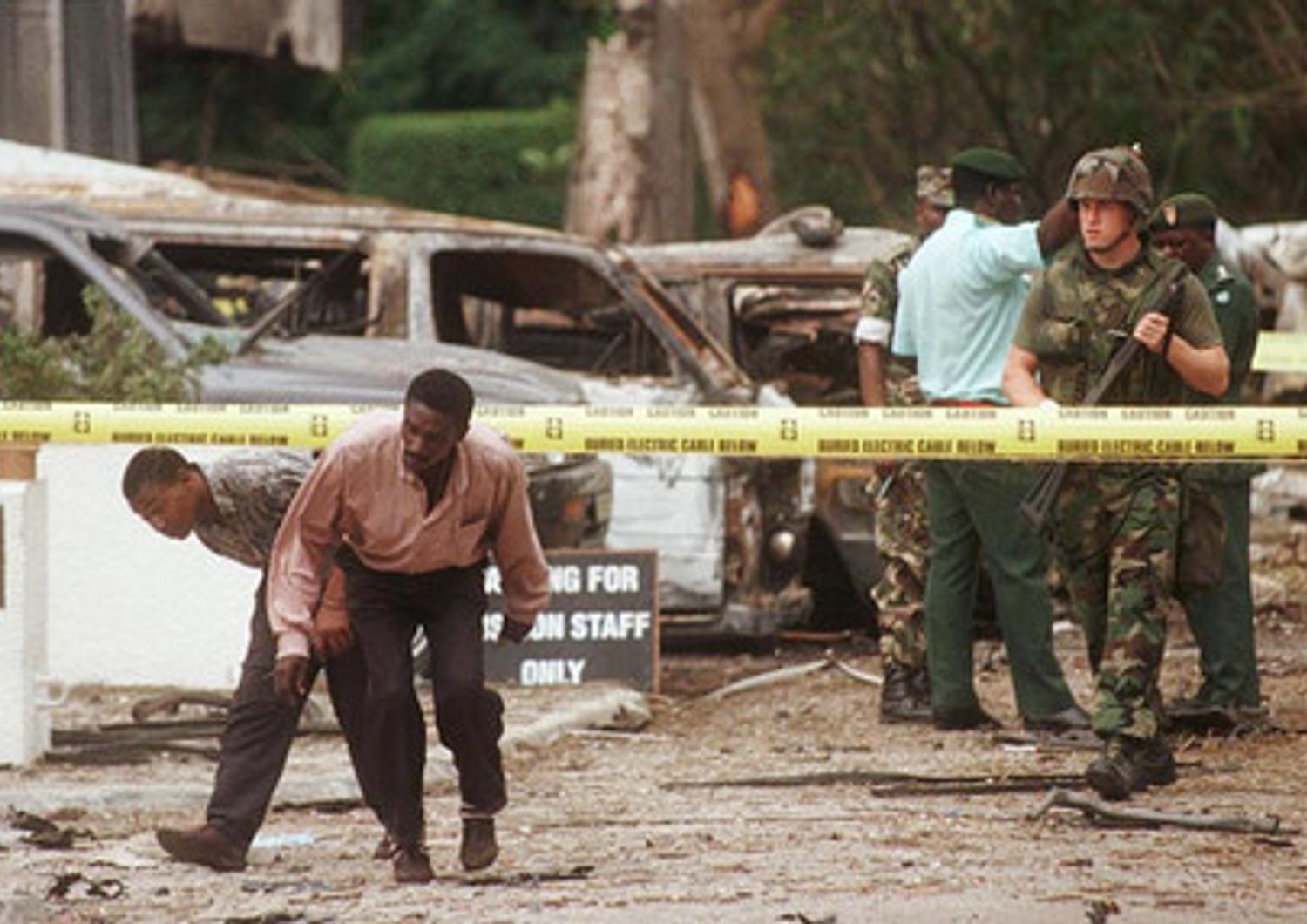L'attentato dell'agosto 1998 all'ambasciata americana a Dar es Salaam in Tanzania. Nello stesso giorno fu colpita anche l'ambasciata in Kenya