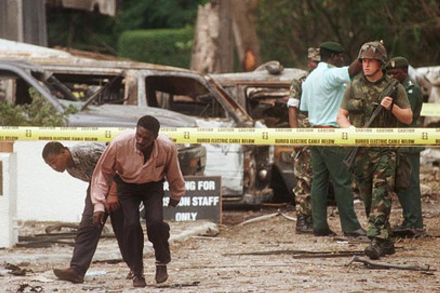 L'attentato dell'agosto 1998 all'ambasciata americana a Dar es Salaam in Tanzania. Nello stesso giorno fu colpita anche l'ambasciata in Kenya