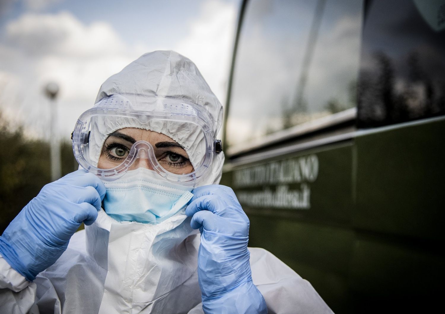 Un'infermiera del 118 di prepara per assistere un paziente positivo al Covid19&nbsp;