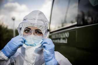 Un'infermiera del 118 di prepara per assistere un paziente positivo al Covid19&nbsp;