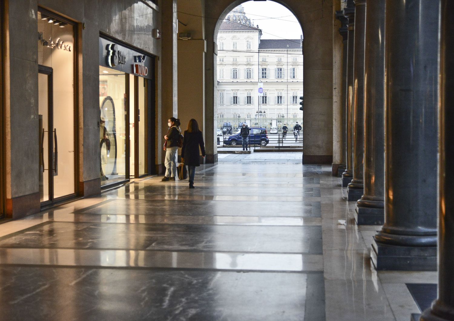 I portici di Torino deserti per il lockdown