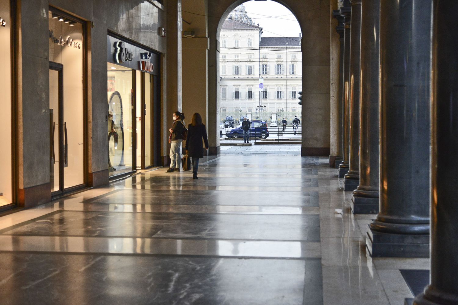 I portici di Torino deserti per il lockdown