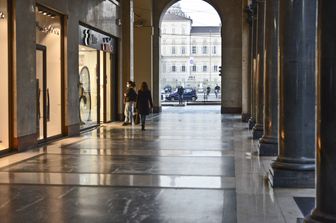 I portici di Torino deserti durante il lockdown