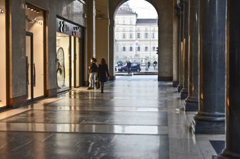 I portici di Torino deserti per il lockdown