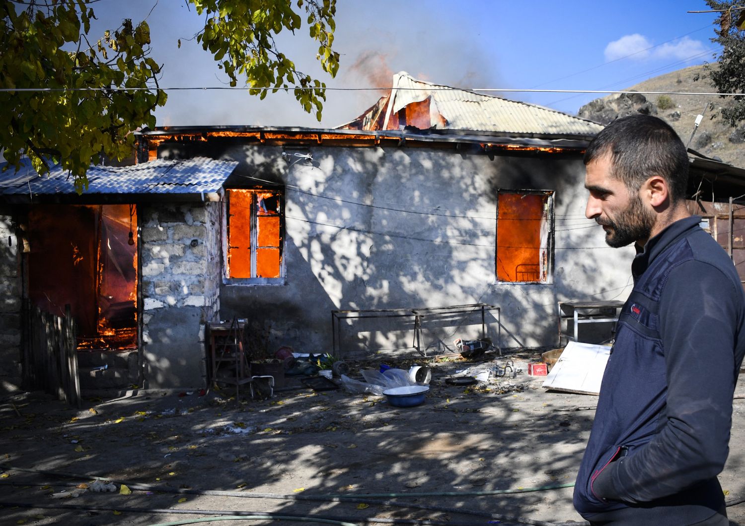 Armeni bruciano le proprie abitazioni per non lasciarle intatte agli azeri