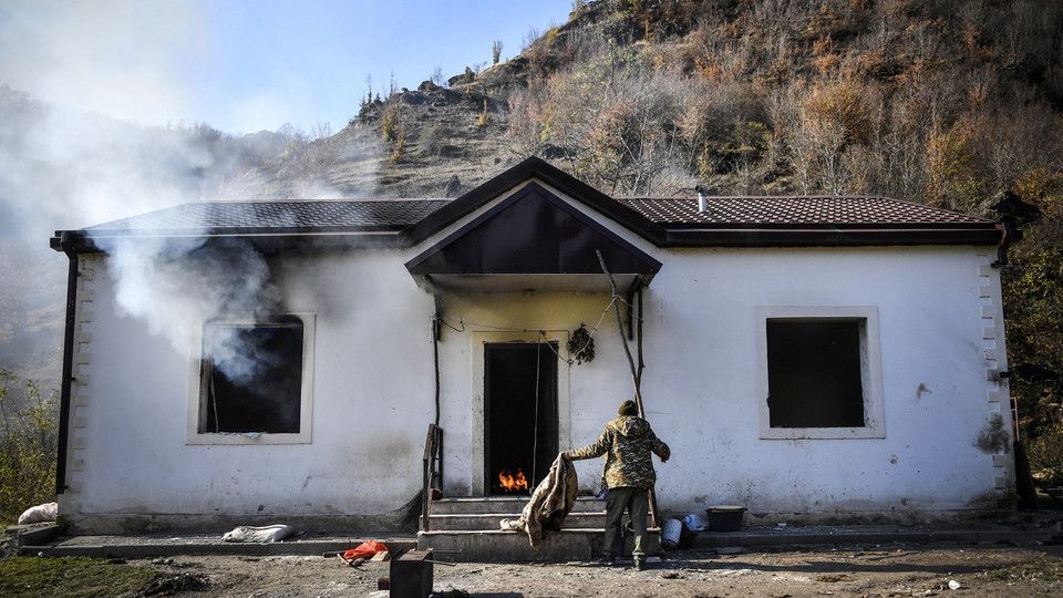 Armeni bruciano le proprie abitazioni per non lasciarle intatte agli azeri