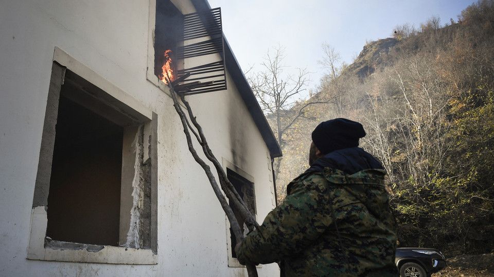 Armeni bruciano le proprie abitazioni per non lasciarle intatte agli azeri