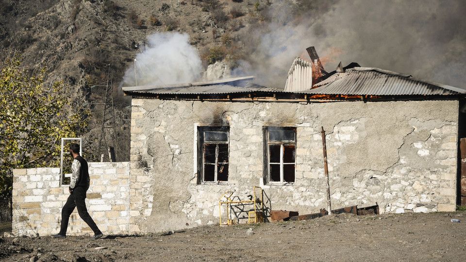 Armeni bruciano le proprie abitazioni per non lasciarle intatte agli azeri