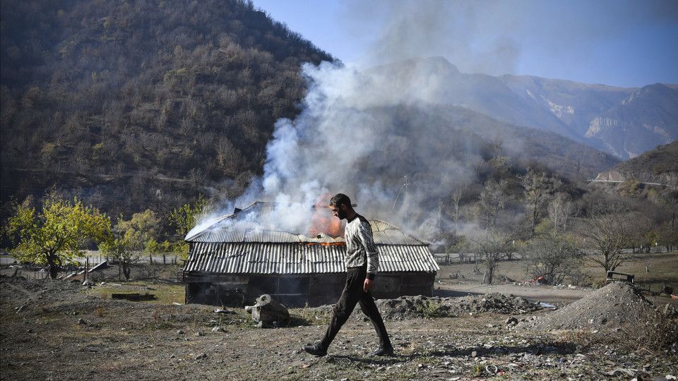 Armeni bruciano le proprie abitazioni per non lasciarle intatte agli azeri
