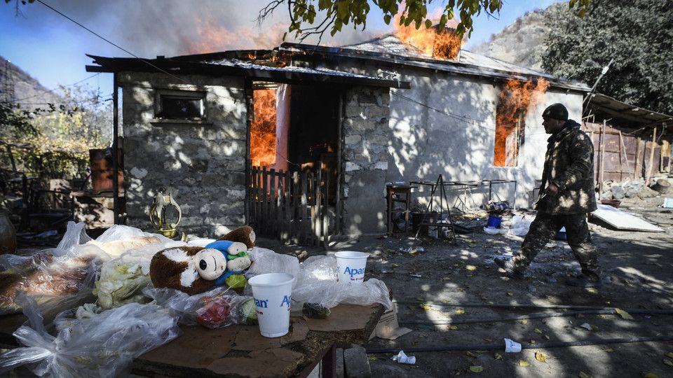 Armeni bruciano le proprie abitazioni per non lasciarle intatte agli azeri