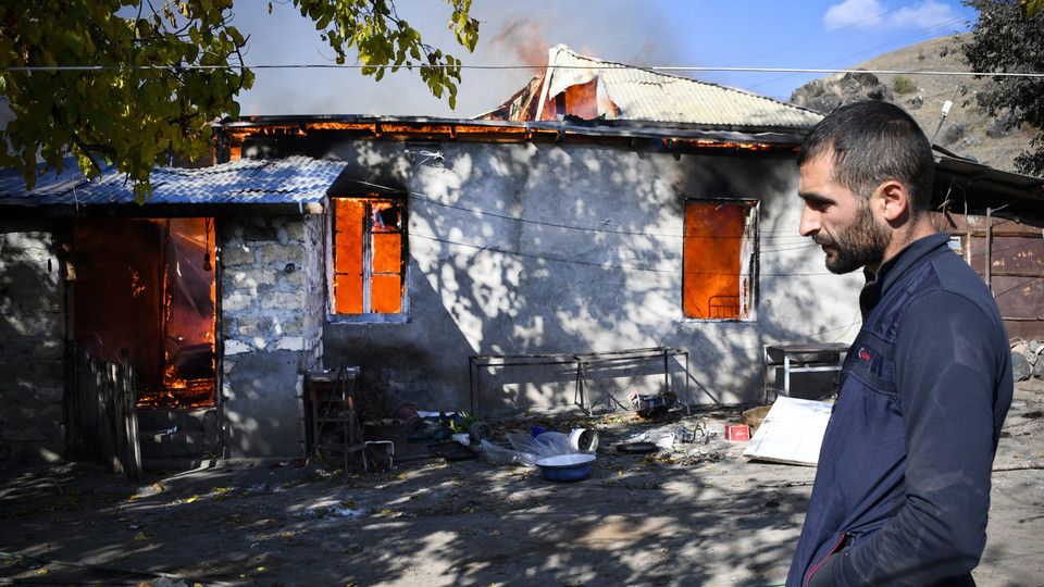 Armeni bruciano le proprie abitazioni per non lasciarle intatte agli azeri