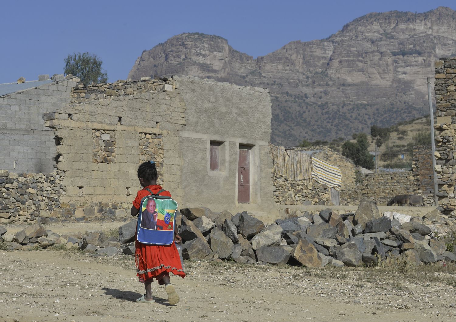 Una bambina cammina lungo una strada al confine tra Etiopia e Eritrea