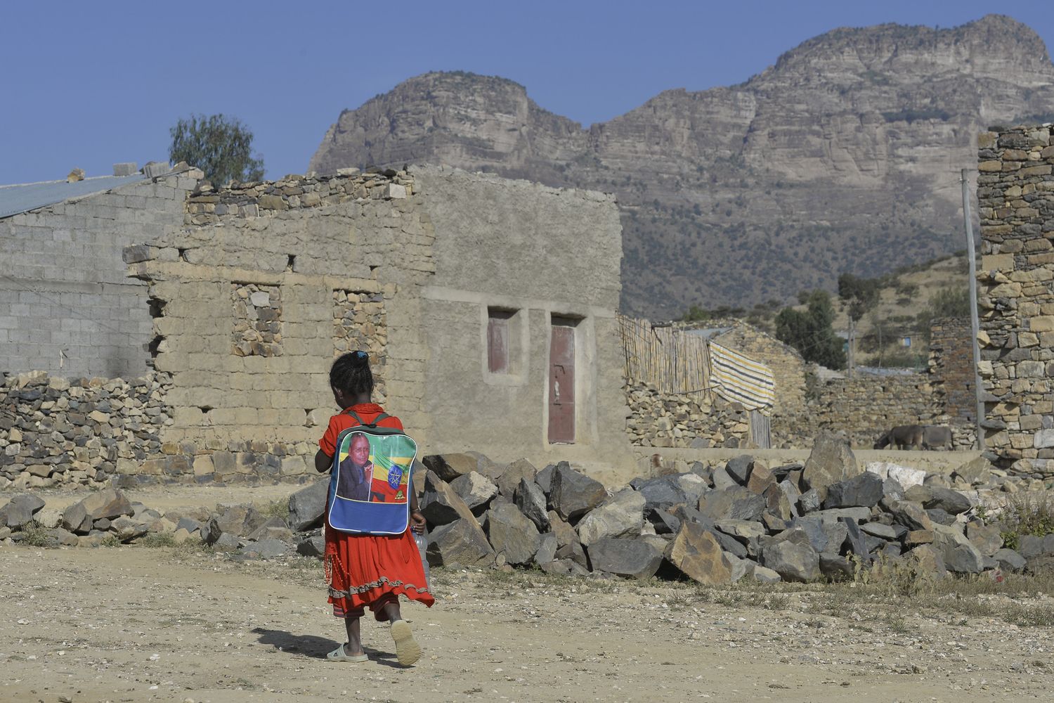 Una bambina cammina lungo una strada al confine tra Etiopia e Eritrea