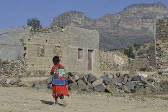 Una bambina cammina lungo una strada al confine tra Etiopia e Eritrea