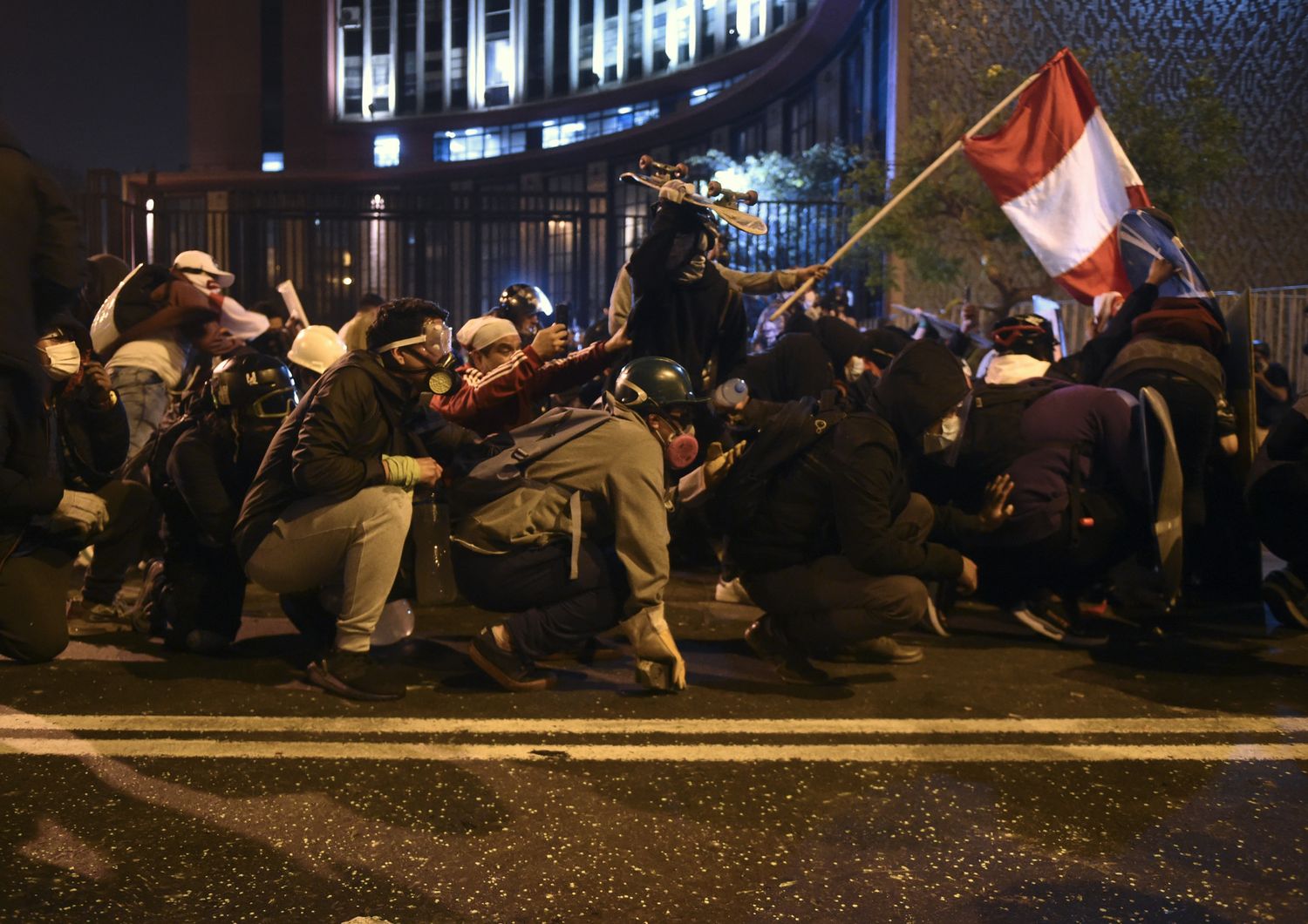 Gli scontri a Lima durante le proteste contro il governo