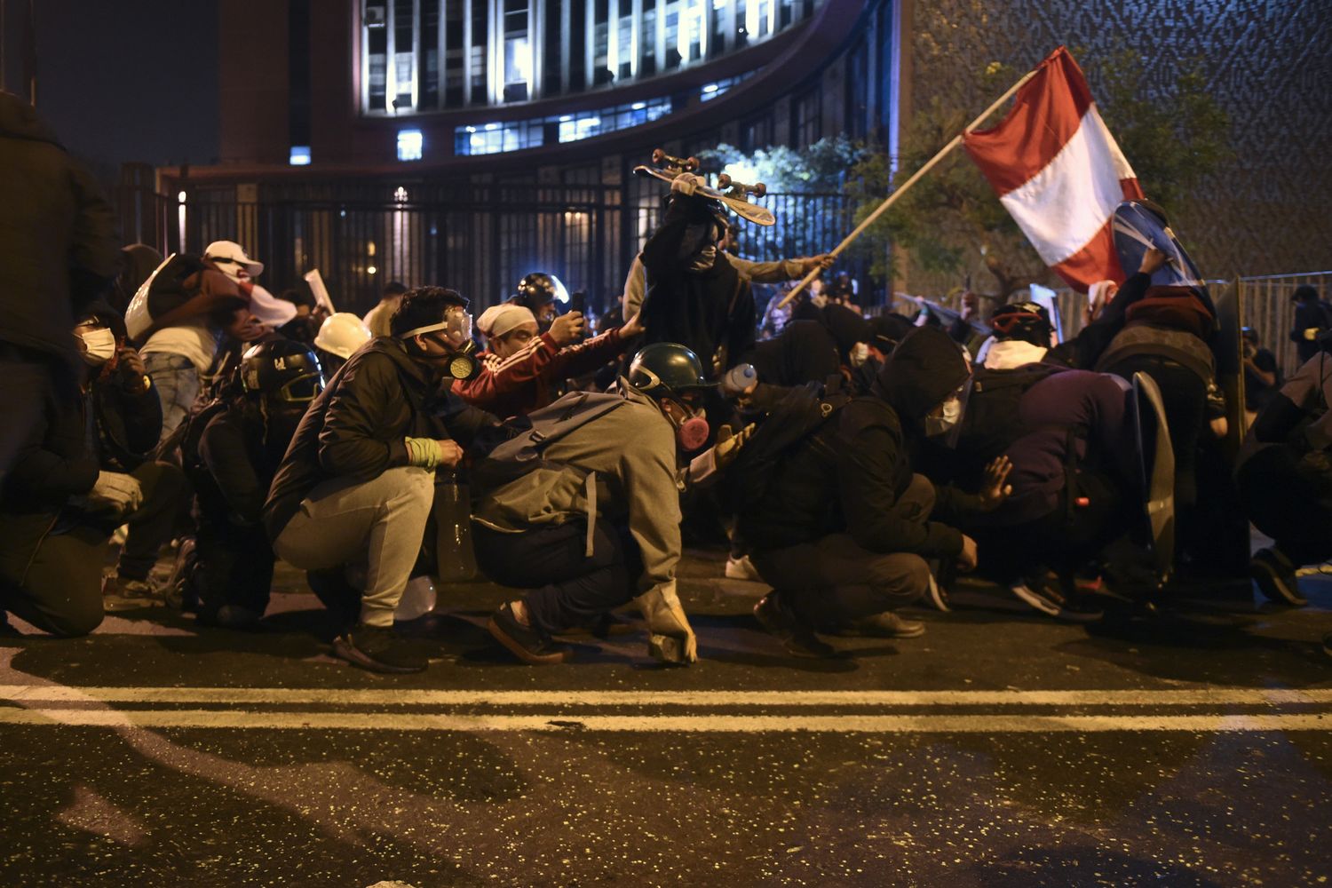 Gli scontri a Lima durante le proteste contro il governo