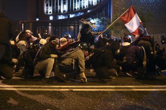 Gli scontri a Lima durante le proteste contro il governo