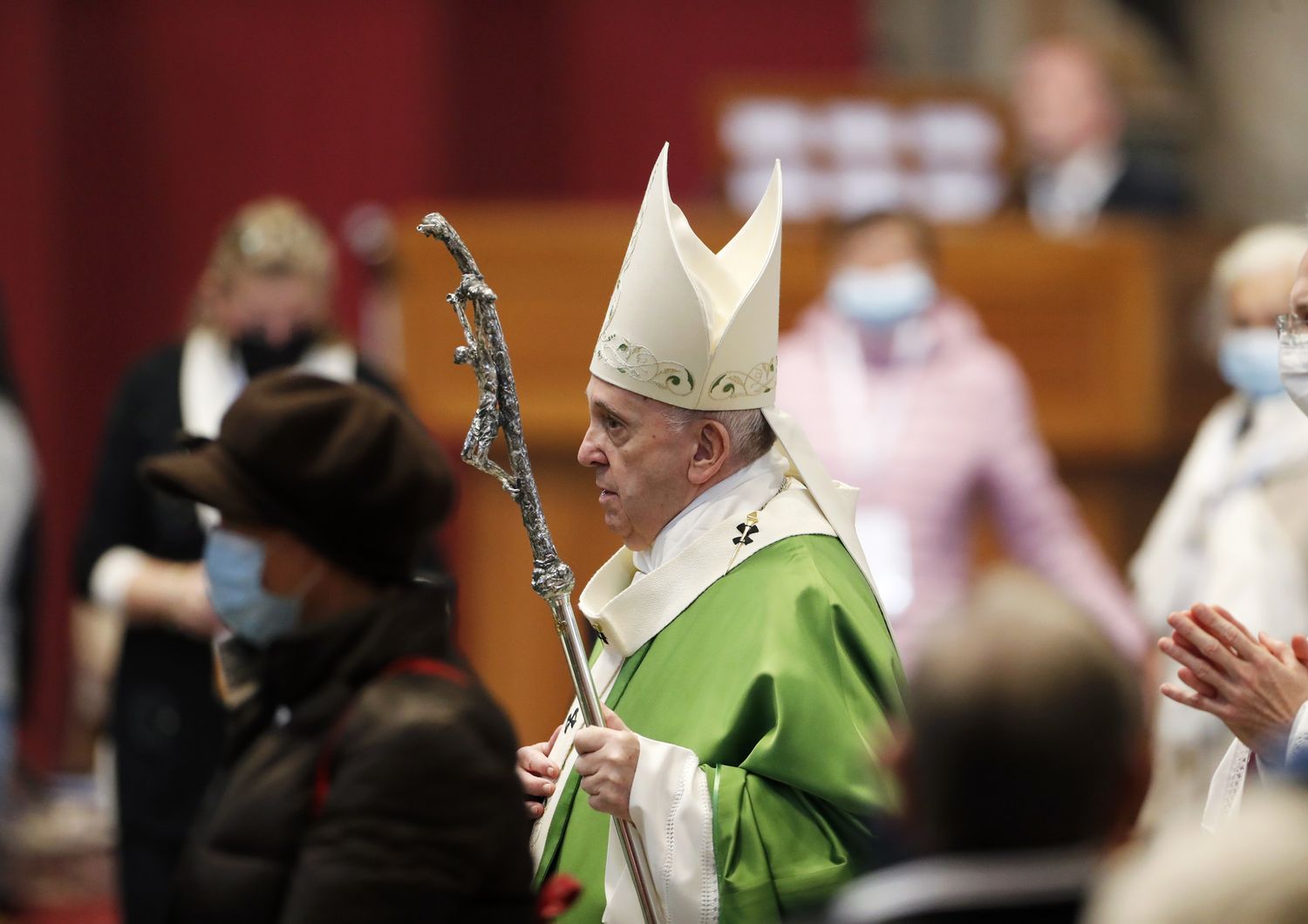 Papa Francesco celebra la messa per la Giornata mondiale dei poveri