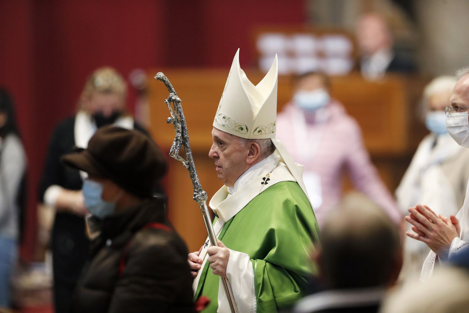 Papa Francesco celebra la messa per la Giornata mondiale dei poveri