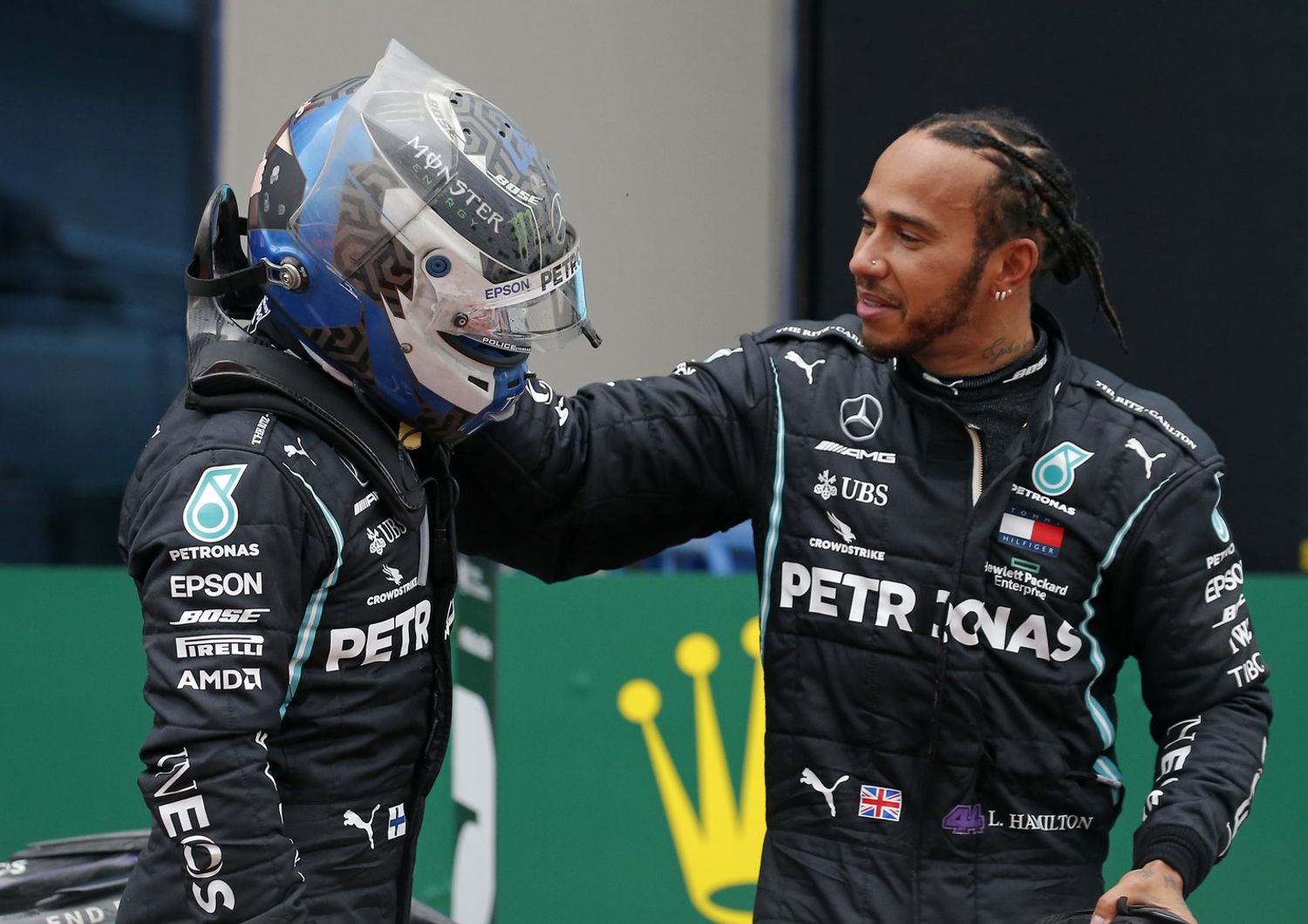 Lewis Hamilton con il compagno Valtteri Bottas dopo il trionfo