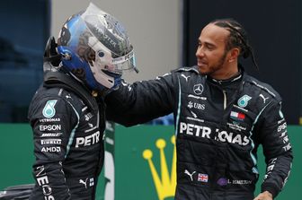 Lewis Hamilton con il compagno Valtteri Bottas dopo il trionfo