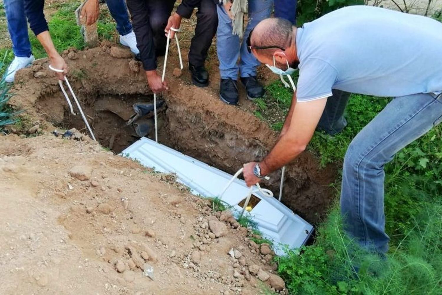 La bara bianca del piccolo Joseph morto dopo il naufragio dell'11 novembre al largo della Libia e sepolto a Lampedusa