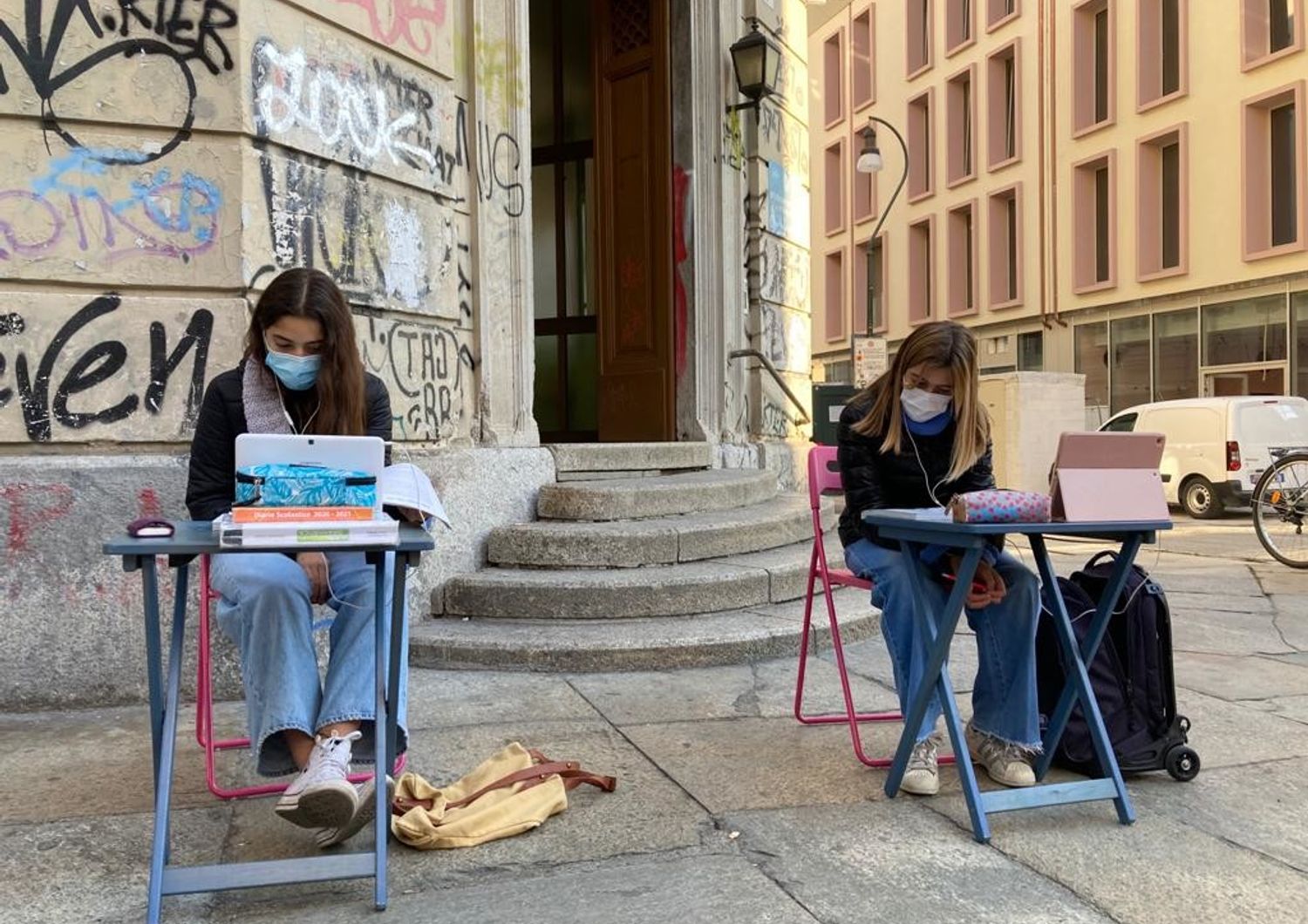 Lezioni a distanza davanti alla scuola a Torino