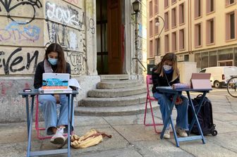 Lezioni a distanza davanti alla scuola a Torino