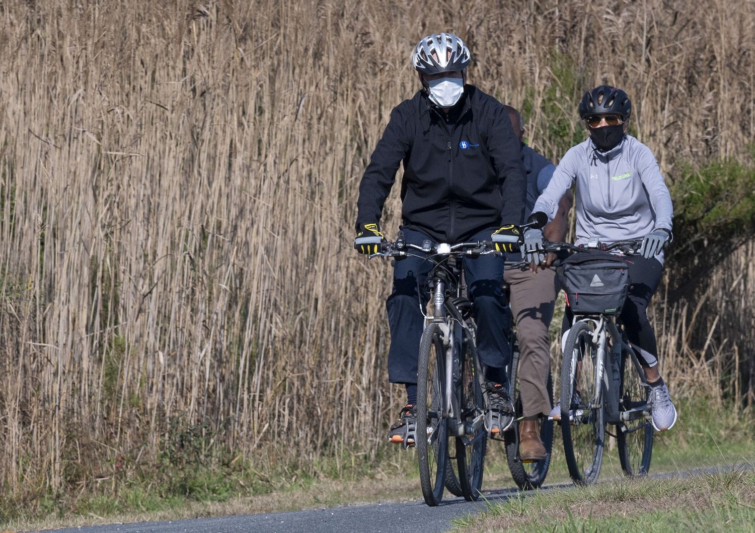 Il presidente eletto Joe Biden e la moglie Jill fanno una passeggiata in bici a Rehobot Beach