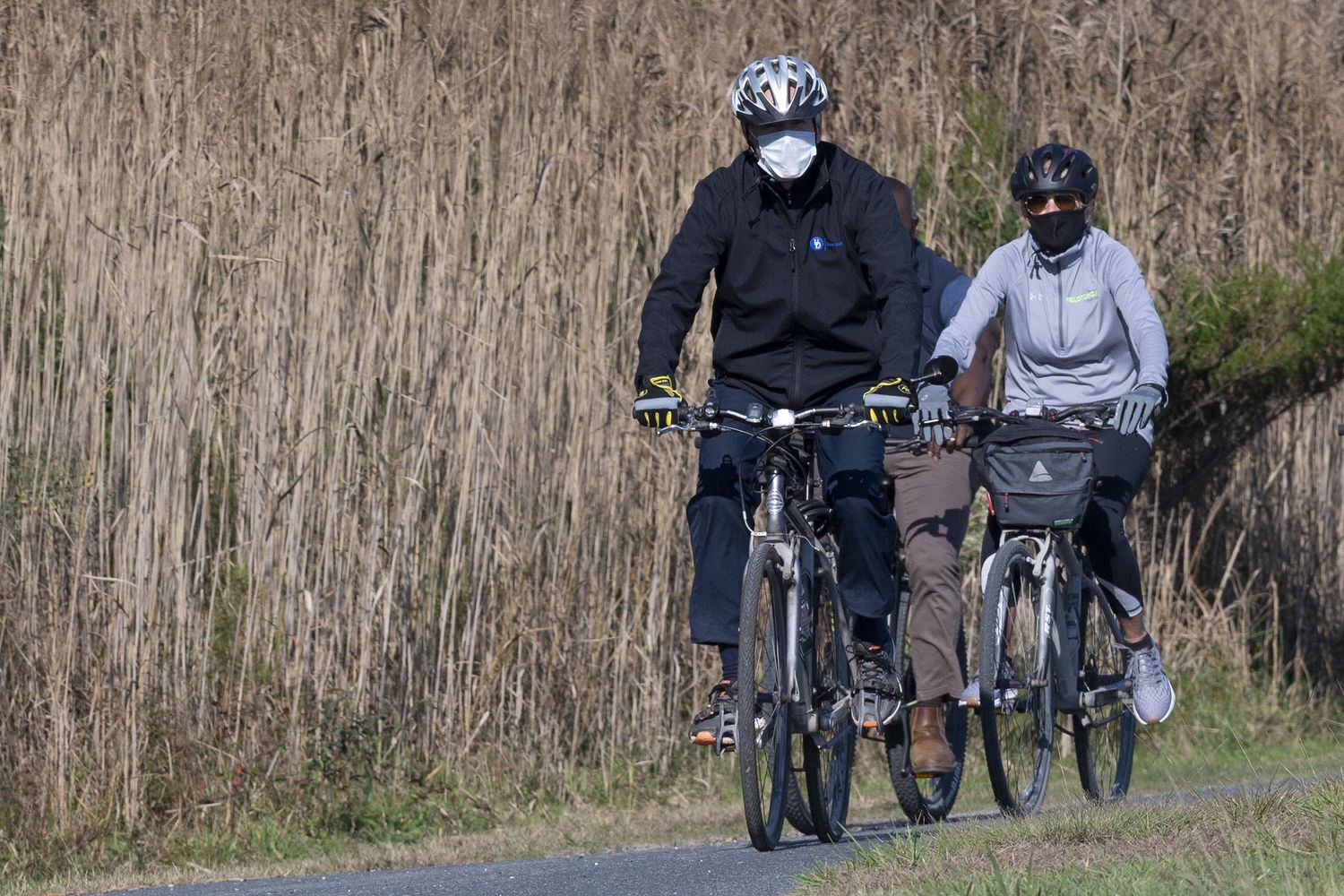 Il presidente eletto Joe Biden e la moglie Jill fanno una passeggiata in bici a Rehobot Beach