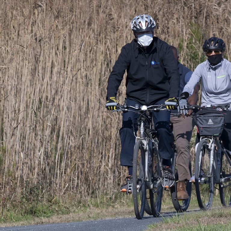 Il presidente eletto Joe Biden e la moglie Jill fanno una passeggiata in bici a Rehobot Beach