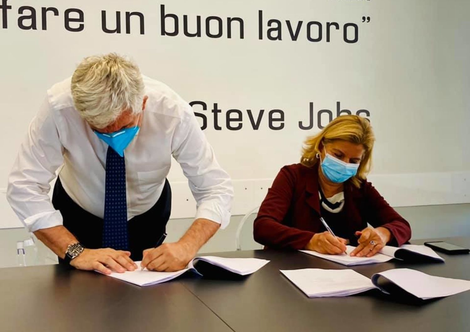 Il momento della firma tra il Direttore Generale della Asl Rm4 Giuseppe Quintavalle e la Sindaca di Sacrofano Patrizia Nicolini