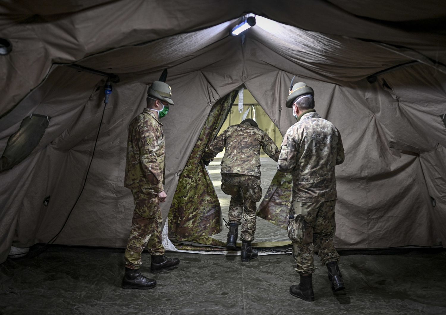 Un ospedale da campo allestito dall'esercito