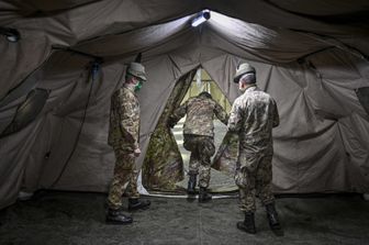 Un ospedale da campo allestito dall'esercito