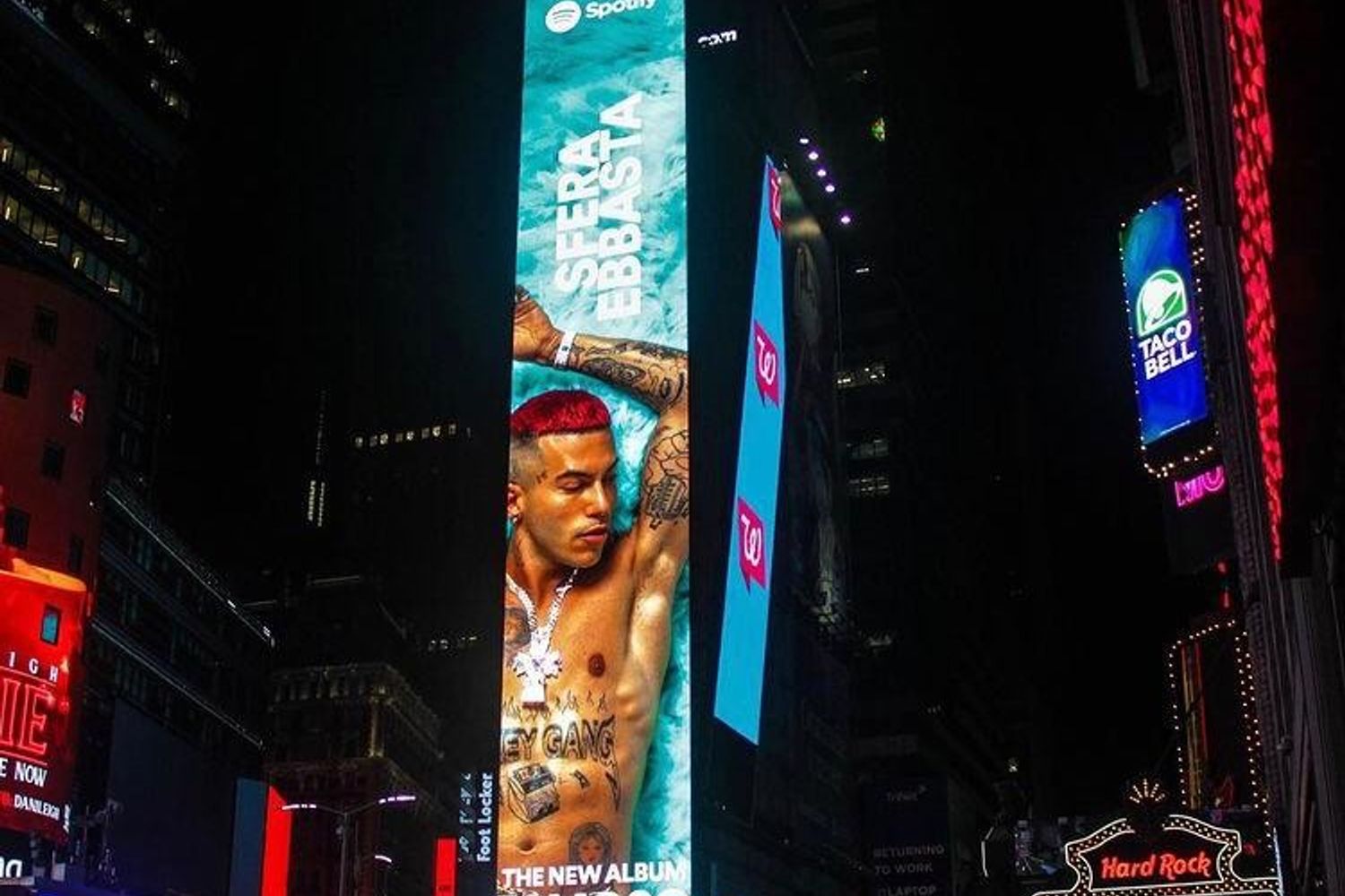 Sfera Ebbasta a Times Square