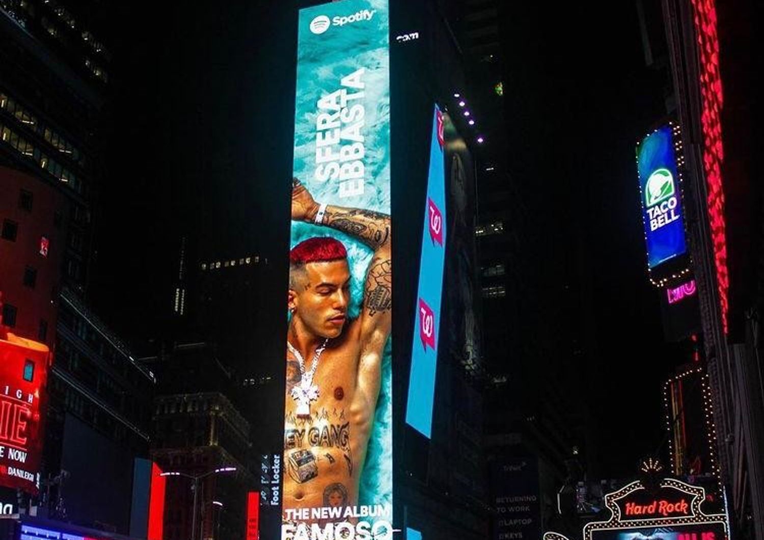 Sfera Ebbasta a Times Square