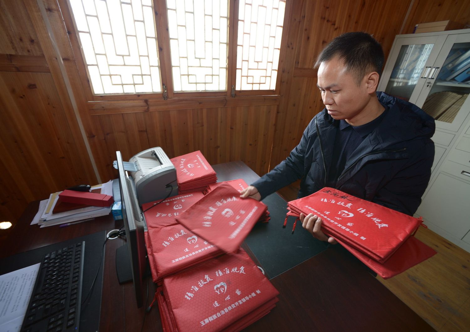 Cina: un funzionario della provincia di Guizhou esamina i fascicoli delle famiglie povere
