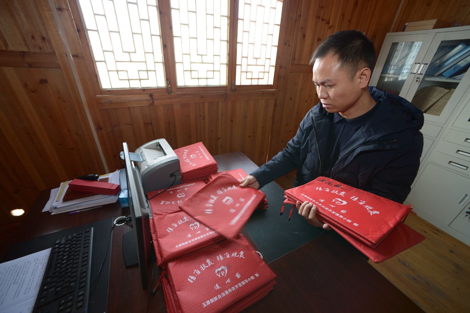 Cina: un funzionario della provincia di Guizhou esamina i fascicoli delle famiglie povere