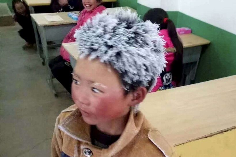 Cina: una foto che ha fatto il giro del mondo. Lo studente povero arriva a scuola con i capelli ghiacciati dopo una lunga camminata nel gelo