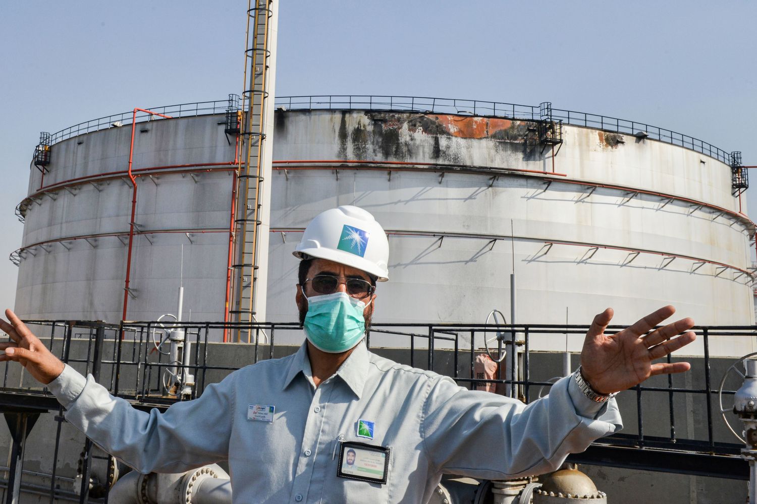 L'impianto Saudi Aramco colpito dal missile