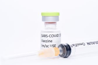 Vaccino anti Covid e siringa monouso